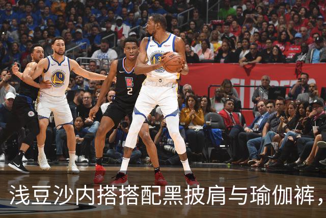 浅豆沙内搭搭配黑披肩与瑜伽裤，柔和配色勾勒流畅自然的身材线条